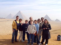 Nuestro Grupo con las pirámides: Detrás Fernando, Montse, Pablo, Paulino, Julia, Rosa, Justo, Marisa y delante Álvaro 