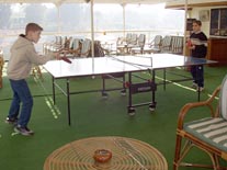 Álvaro y Pablo jugando al ping-pong