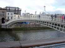 Arco de los Comerciantes y Puente Ha'penny