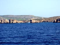 Vista de Comino con Gozo al fondo desde el ferry Malta-Gozo