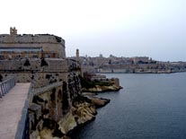 Fuerte St Angelo con La Valleta de fondo