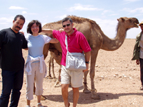 Pose con los camellos de Justo, nuestro conductor y yo