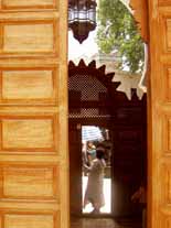 Puerta de la biblioteca Qarauiyn y nuestra guía Sabah