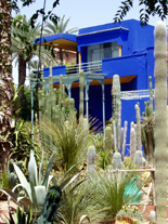 Los cactus y el taller de Majorelle al fondo