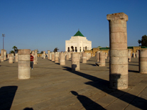 Mausoleo y columnas de mezquita Hassan